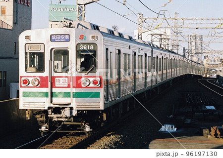 夕方の京成本線をゆく芝山鉄道3600形 96197130