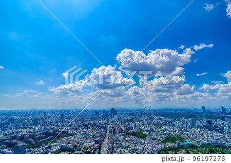 爽やかな青空と都会の風景 爽やかな青空と都会の風景 96197276