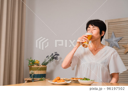 ビールで晩酌をするミドル女性 96197502