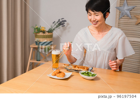 ビールで晩酌をするミドル女性 96197504