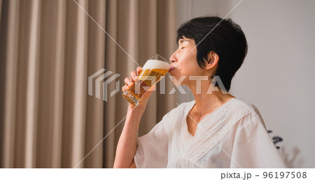 ビールで晩酌をするミドル女性 96197508