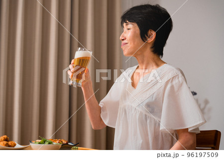 ビールで晩酌をするミドル女性 96197509