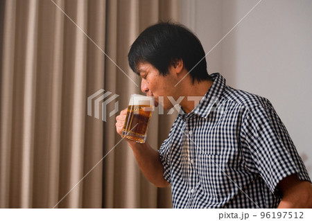 ビールで晩酌をするミドル男性 ビールで晩酌をするミドル男性 96197512