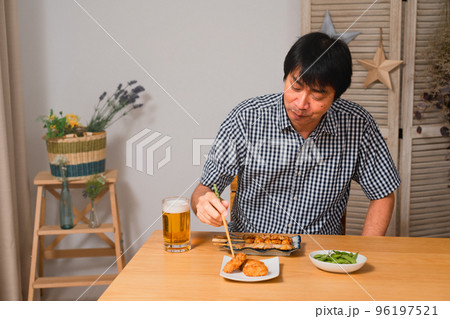ビールで晩酌をするミドル男性 ビールで晩酌をするミドル男性 96197521