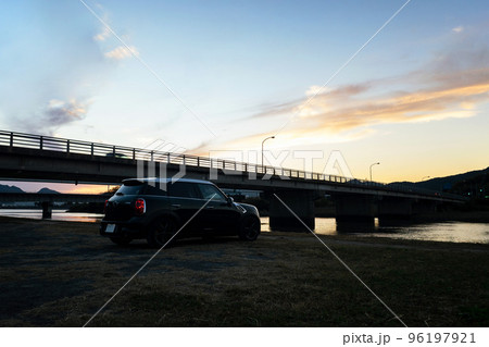 川辺のMINI（夕景） 96197921