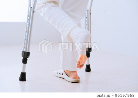 松葉杖をついて歩くミドル女性 リハビリイメージ 松葉杖をついて歩くミドル女性 リハビリイメージ 96197968