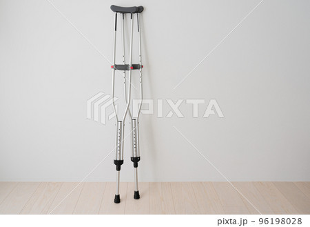 壁にかかった松葉杖　医療イメージ	 96198028