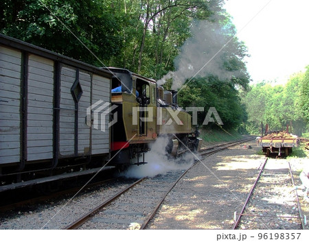 Awaiting departure 96198357