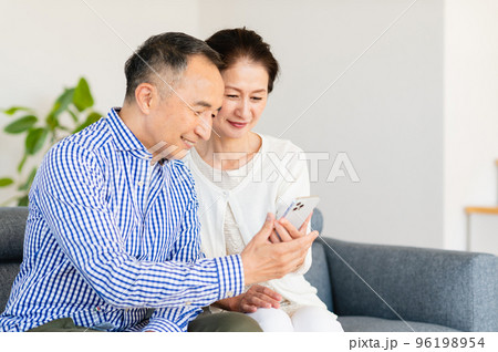 スマートフォンを使うシニア夫婦 スマートフォンを使うシニア夫婦 96198954
