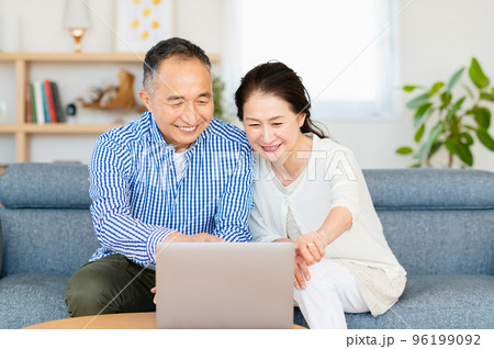 パソコンを使うシニア夫婦 パソコンを使うシニア夫婦 96199092