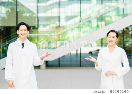 医療イメージ　2人の若い医師　撮影協力：LINK FOREST 96199140