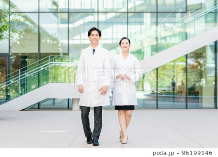医療イメージ　2人の若い医師　撮影協力：LINK FOREST 96199146