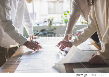 ビジネスパーソン　会議 96199527