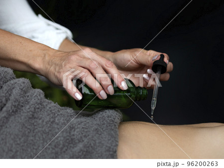 woman and energy healing 96200263