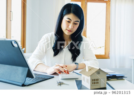 Entrepreneurs, business owners, accountants, real estate agents, Portrait of asian women who use the home buying budget calculator to calculate their financial risks 96201315