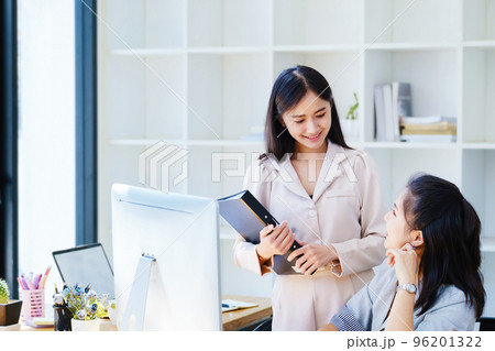 Discussions, data analysis, investment conclusions, female employees and Asian colleagues discussing the financial statements and investment risks of the companies they work for Discussions, data analysis, investment conclusions, female employees and Asian colleagues discussing the financial statements and investment risks of the companies they work for 96201322