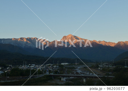 北杜市武川町、初冠雪翌朝の朝日に輝く南アルプス甲斐駒ケ岳 96203077