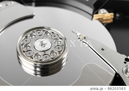 分解したパソコンのハードディスクドライブ 分解したパソコンのハードディスクドライブ 96203563