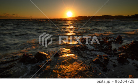 夕日に染まる海・静岡県下田市須崎海岸 96204729