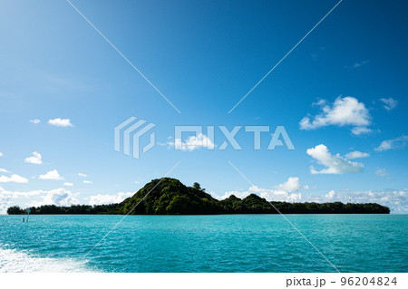 「時計のない島」と呼ばれているほど、のんびりできるカープ島。星型のような形をしており森林に覆われてい 96204824