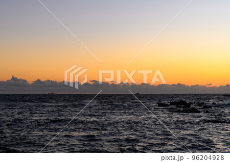 夕焼けに染まる海と空の絶景・静岡県伊豆半島 96204928