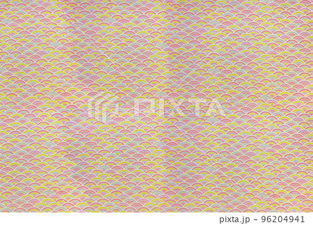 [素材] 合成繊維の伝統的な和柄幾何学模様の波型を描いた青海波の幅広いパターンデザイン。 96204941