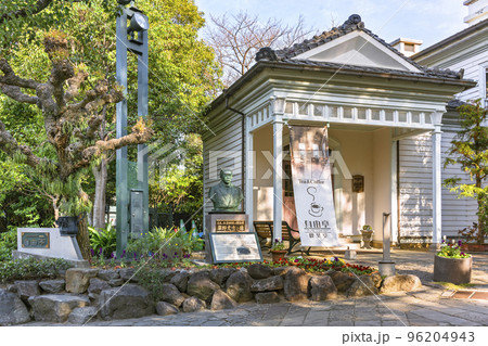 [九州・長崎] グラバー園の自由亭喫茶室の側に立つ草野丈吉の銅像。 96204943