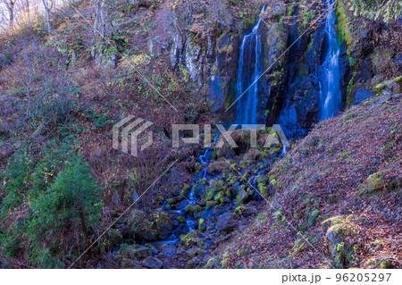 （山形県）山形蔵王　晩秋の不動滝 96205297
