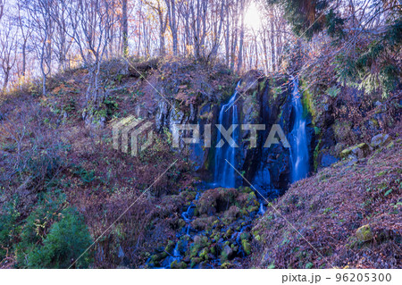 （山形県）山形蔵王　晩秋の不動滝 96205300