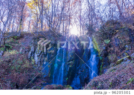 (山形県)山形蔵王 晩秋の不動滝 (山形県)山形蔵王 晩秋の不動滝 96205301