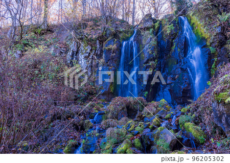 (山形県)山形蔵王 晩秋の不動滝 (山形県)山形蔵王 晩秋の不動滝 96205302