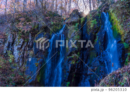 （山形県）山形蔵王　晩秋の不動滝 96205310