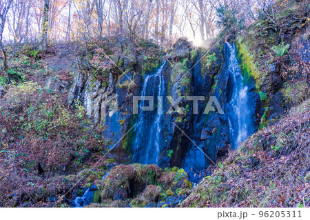 （山形県）山形蔵王　晩秋の不動滝 96205311