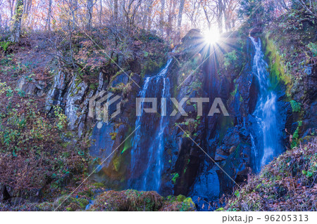 (山形県)山形蔵王 晩秋の不動滝 (山形県)山形蔵王 晩秋の不動滝 96205313