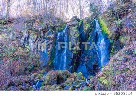 (山形県)山形蔵王 晩秋の不動滝 (山形県)山形蔵王 晩秋の不動滝 96205314