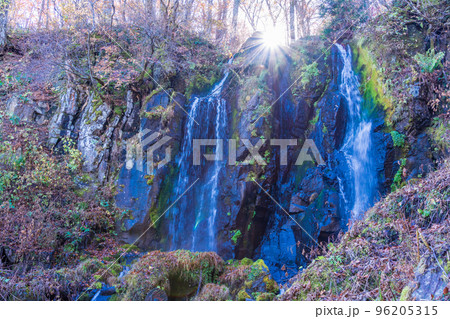 (山形県)山形蔵王 晩秋の不動滝 (山形県)山形蔵王 晩秋の不動滝 96205315