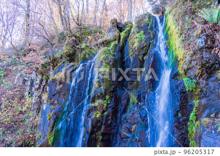 (山形県)山形蔵王 晩秋の不動滝 (山形県)山形蔵王 晩秋の不動滝 96205317