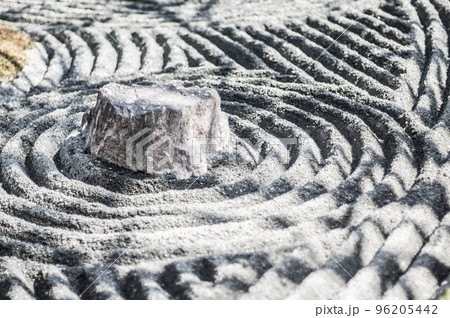 京都 妙心寺・退蔵院の枯山水庭園の波紋模様 96205442