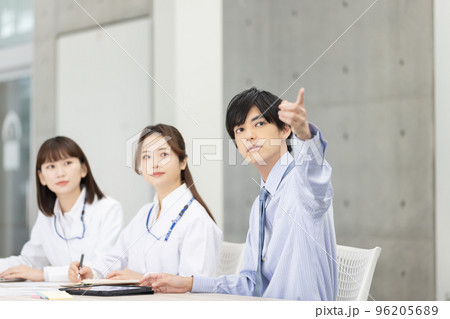 打合せをする医療従事者 打合せをする医療従事者 96205689