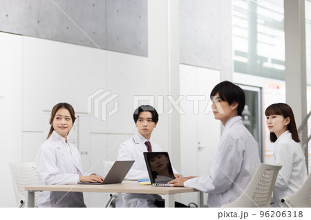 打合せをする医療従事者 打合せをする医療従事者 96206318