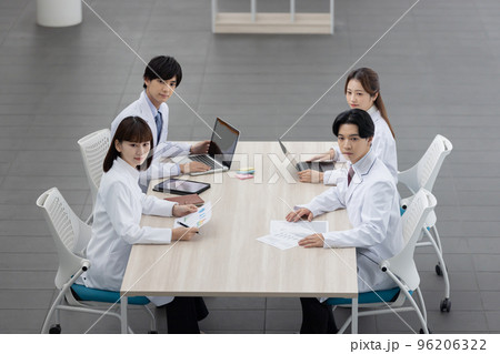 打合せをする医療従事者 打合せをする医療従事者 96206322