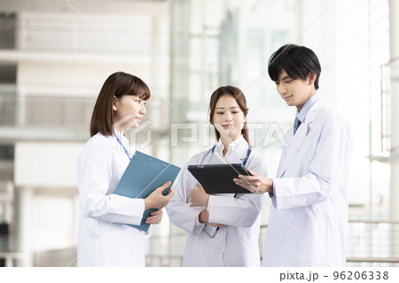 打合せをする医療従事者 打合せをする医療従事者 96206338