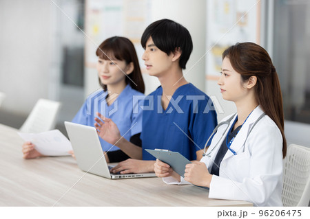 打ち合わせをする医療従事者 96206475