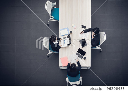 会議 ビジネスシーン 真俯瞰 会議 ビジネスシーン 真俯瞰 96206483