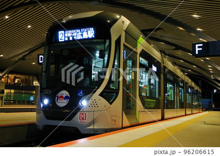 【広島電鉄】夜の広電宮島口駅 5200形〜Green mover APEX〜 96206615