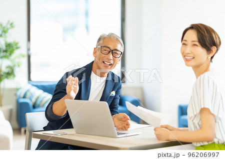 シニアのビジネスマンとミドルの女性 96206997