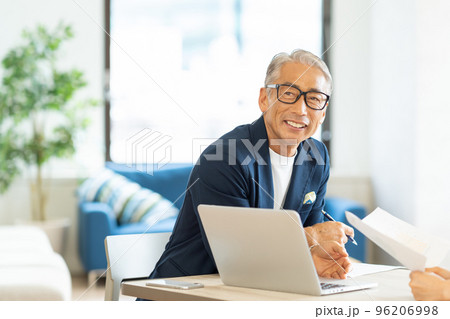 お洒落なシニアのビジネスマン 96206998