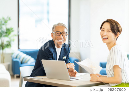 シニアのビジネスマンとミドルの女性 シニアのビジネスマンとミドルの女性 96207000