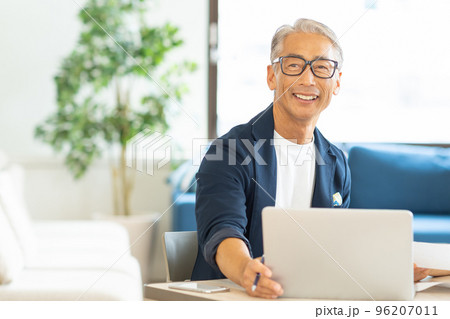 お洒落なシニアのビジネスマン 96207011