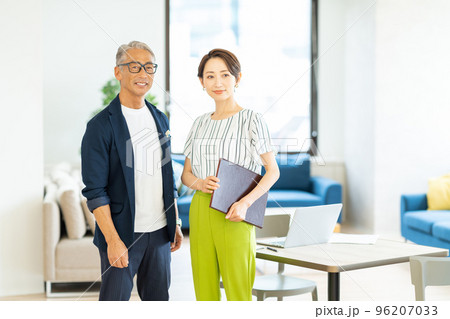 シニアのビジネスマンとミドルの女性 96207033